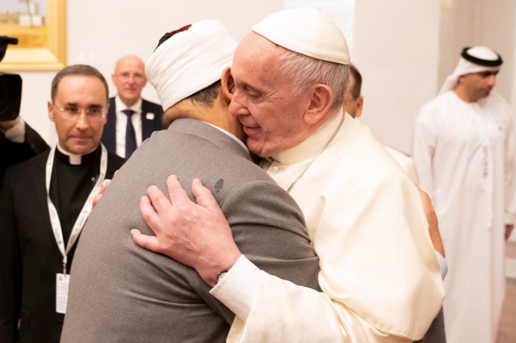 Due abbracci e due firme: il viaggio di Papa Francesco a Abu Dhabi. Un commento di Marco Impagliazzo